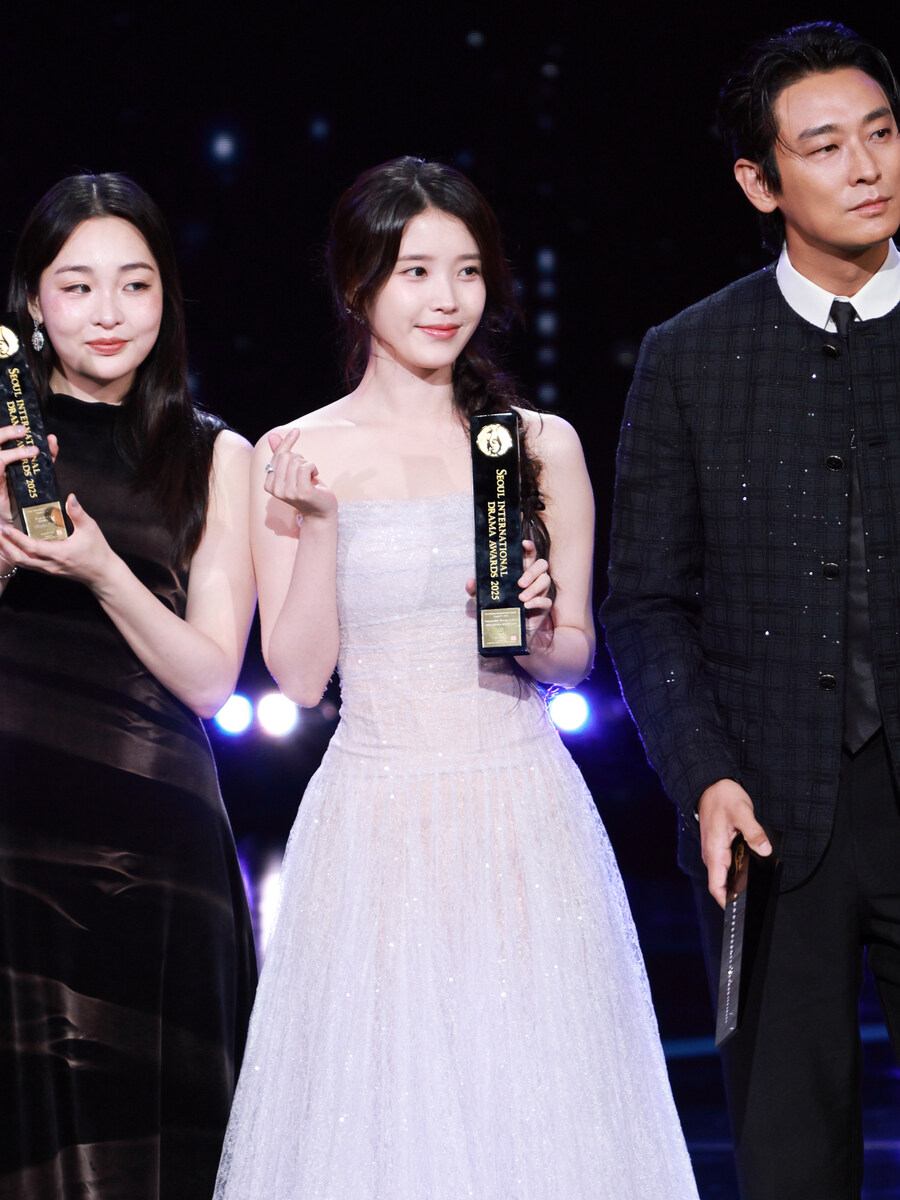2025.10.02 서울드라마어워즈 아이유(eyephoto)_26.jpg