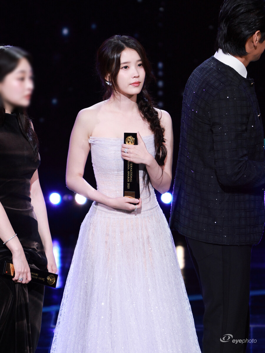 2025.10.02 서울드라마어워즈 아이유(eyephoto)_29.jpg