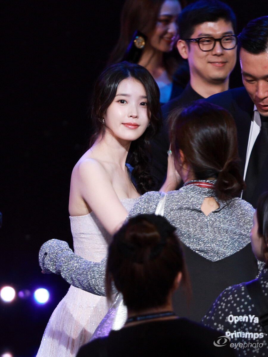 2025.10.02 서울드라마어워즈 아이유(eyephoto)_31.jpg