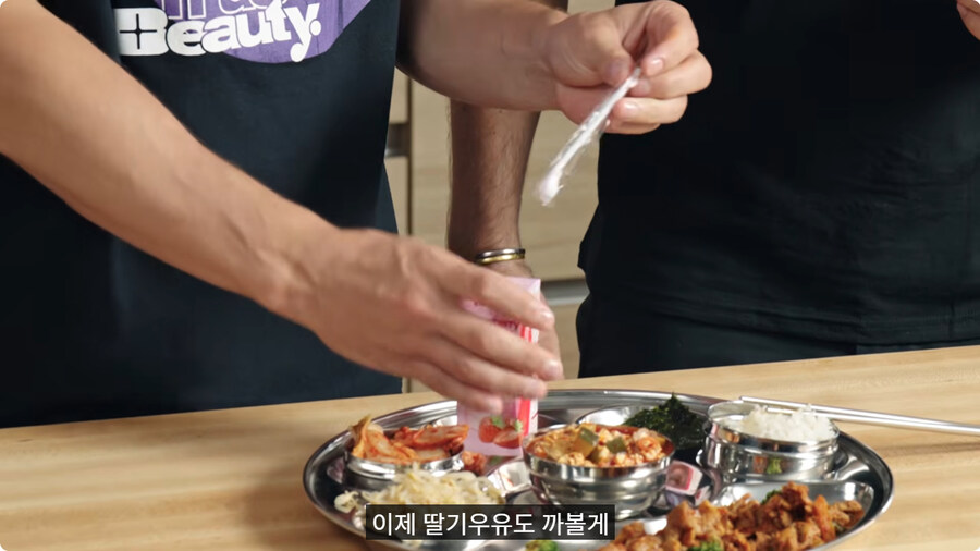 한국 급식 먹어보는 외국인.jpg_14.jpg