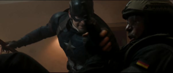 [MCU]무전기를 박살내는 캡틴 아메리카_2.jpg