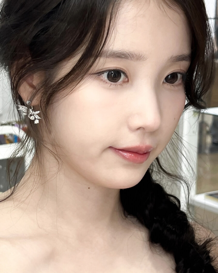 2025.10.06 아이유 인스타그램 사진 보정_2.jpg