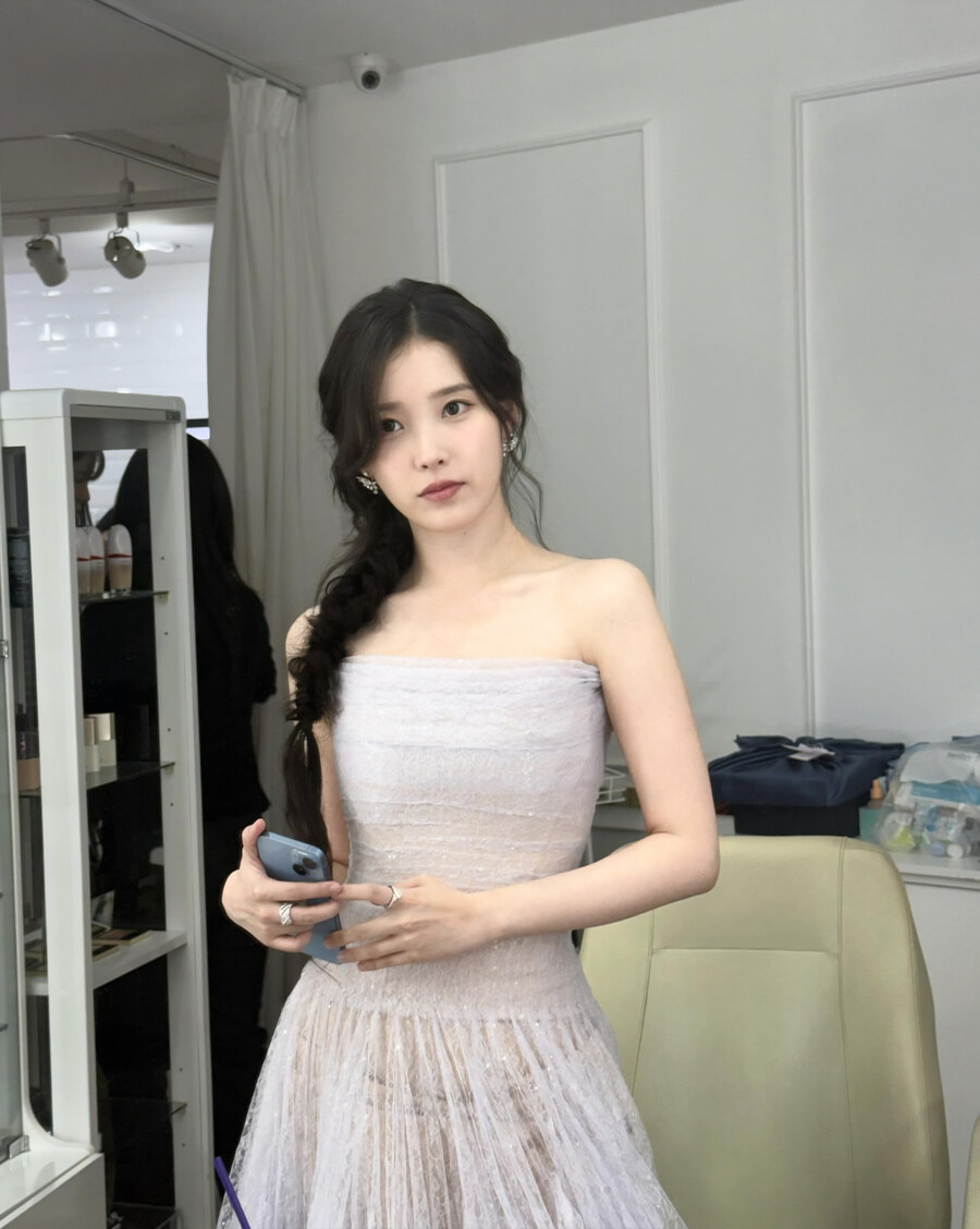2025.10.06 아이유 인스타그램 사진 보정_3.jpg