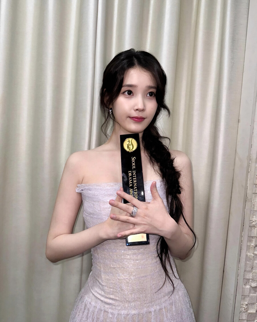 2025.10.06 아이유 인스타그램 사진 보정_7.jpg