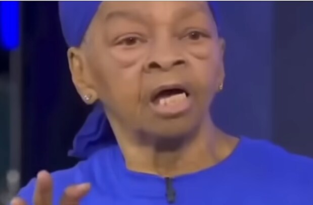 혼자 사는 할머니 집에 총 맞은 남성이 찾아옴_1.png