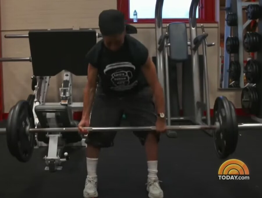 혼자 사는 할머니 집에 총 맞은 남성이 찾아옴_2.png