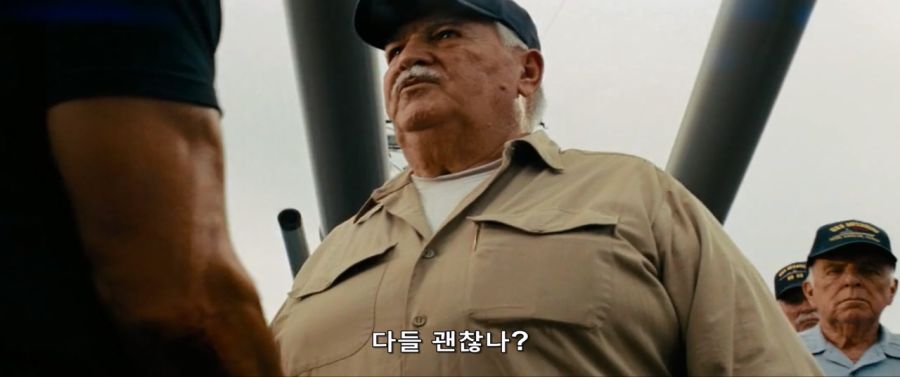 영화속 퇴역 군함선으로 외계인 함대를 박살내다_9.jpg