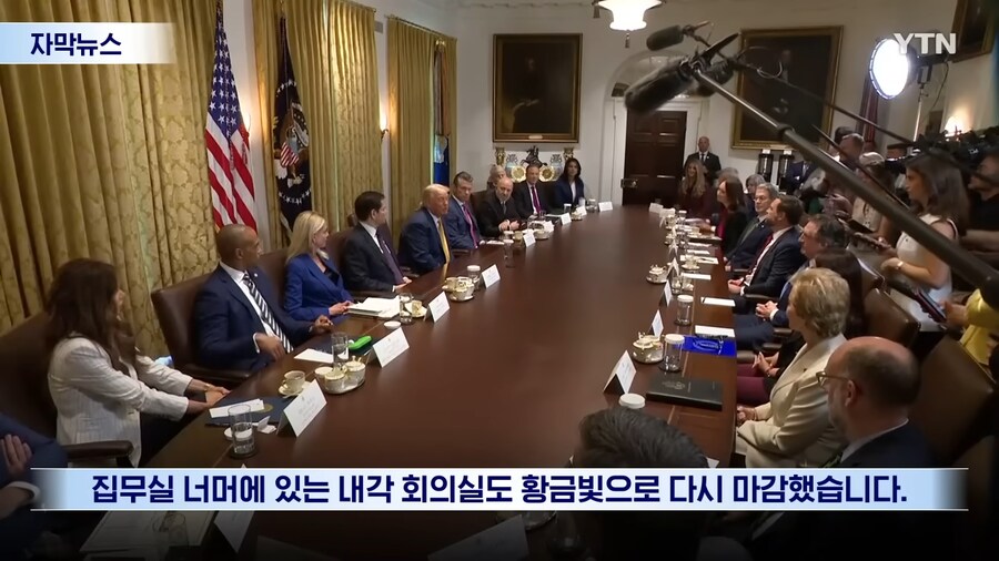 백악관 치장하는 트럼프_3.png