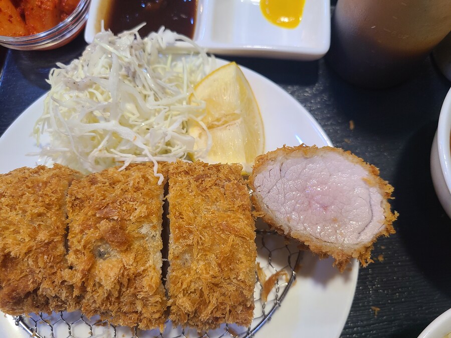 간만에 먹는 두꺼운 돈까스_2.jpg