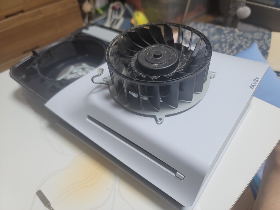 미루고 있던 플스5 시디드라이브 끼우기 작업하는데 식겁한;;_1.jpg