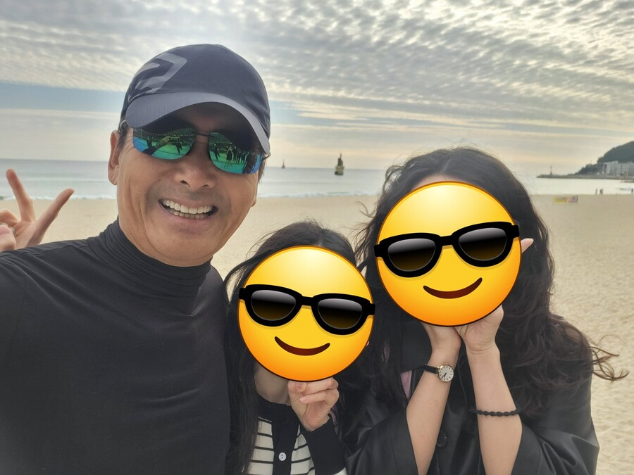 한국 팬이 사진 요청하자 만류에도 직접 찍어줬다는 주윤발_2.png