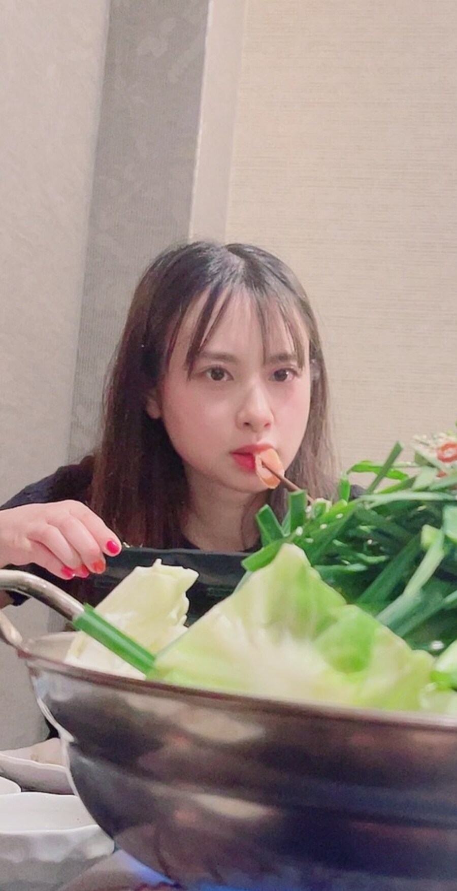 전골(나베)을 매의 눈으로 노려보는 여성_2.jpg