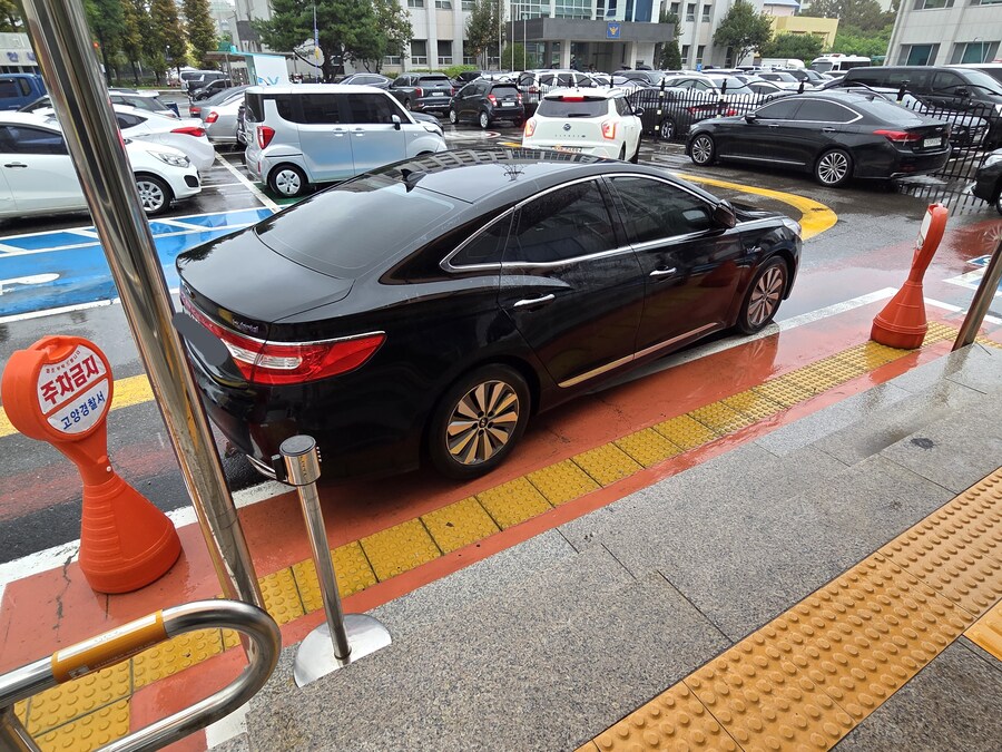 경찰서 왔는데 이거 뭐냐_1.jpg