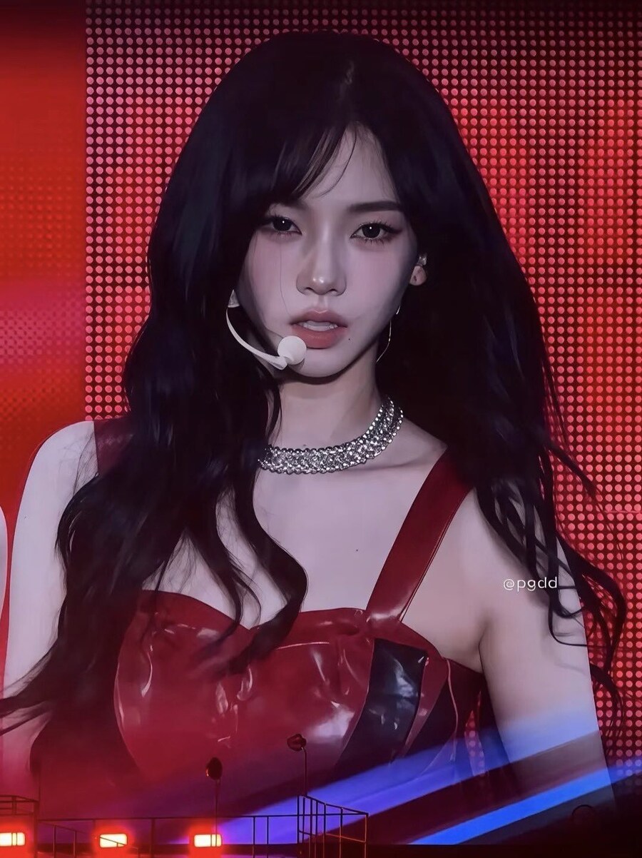 콘서트 전광판에 비친 카리나_1.jpg