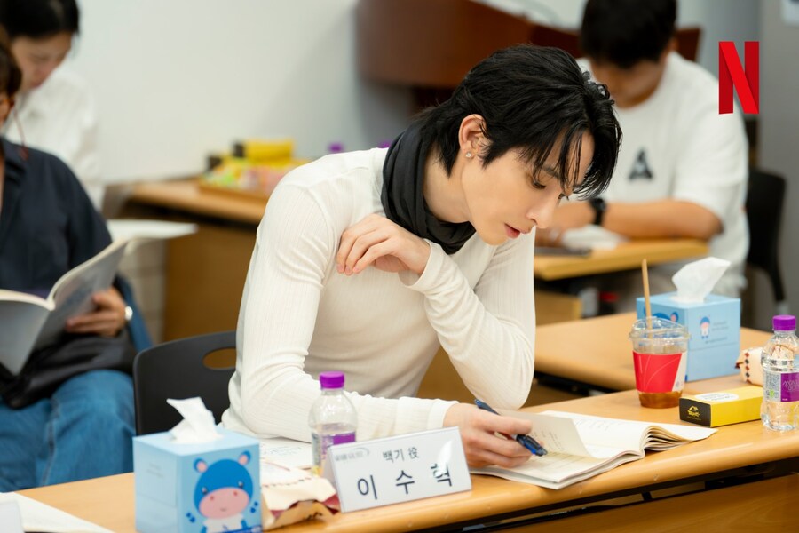[넷플릭스] '그랜드 갤럭시 호텔' 대본 리딩 현장 공개_4.jpg