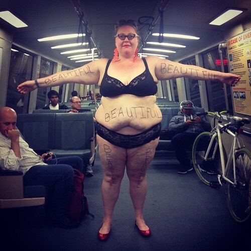 약혐 한떄 서양에서 유행하던 바디 포지티브 운동._1.jpg