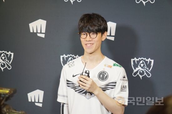 롤) 프로씬에서 탑이 영향력 없다는 새1끼들 다 머리 박아야할듯?_1.png