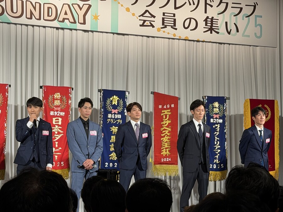 경마) 어제 샤다이 그룹 행사에 전시된 코리아컵 우승레이._1.jpg