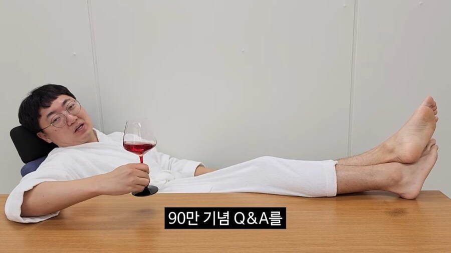 90만 구독자 기념 겸손인터뷰 진행한 충주맨_4.jpg