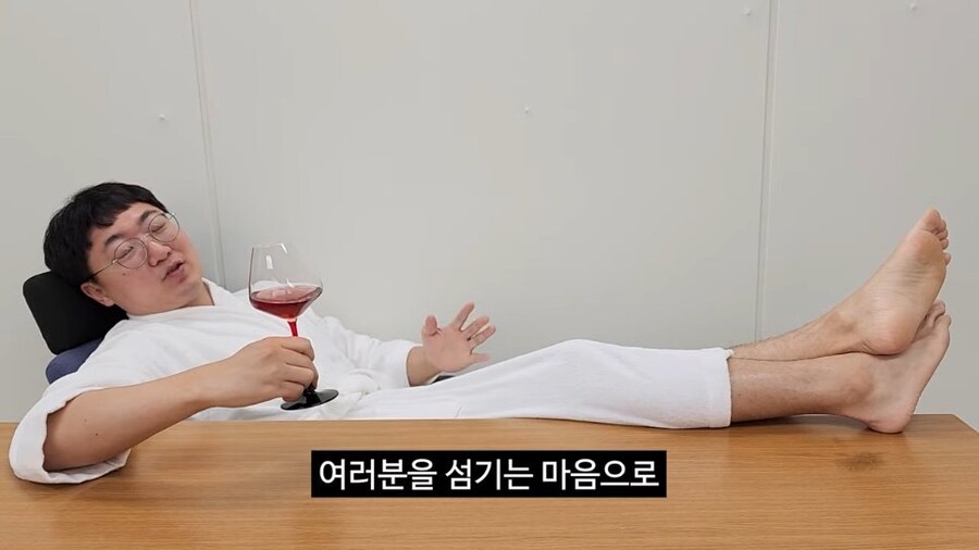 90만 구독자 기념 겸손인터뷰 진행한 충주맨_6.jpg