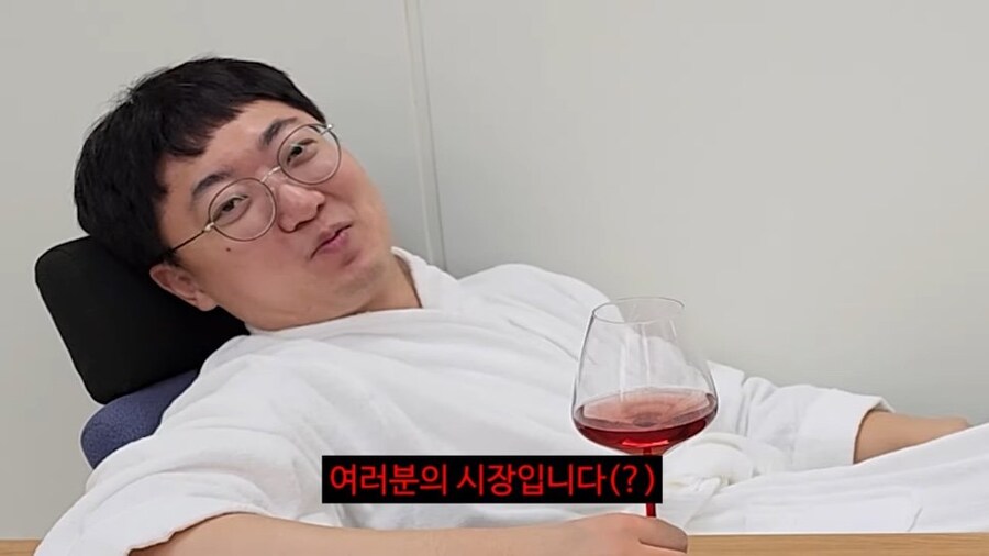 90만 구독자 기념 겸손인터뷰 진행한 충주맨_15.jpg
