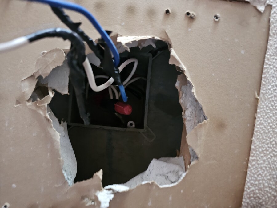 집 천장에 주먹만한 구멍을 뚫었습니다_4.jpg