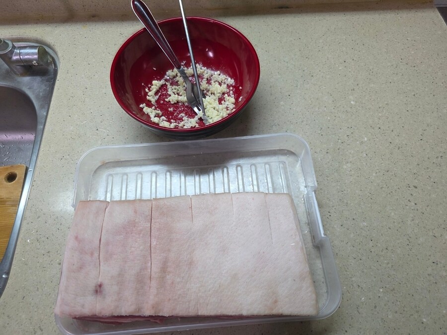 직장에서 3천원씩 걷어서 해먹는 크리스피삼겹살 무생채_5.jpg