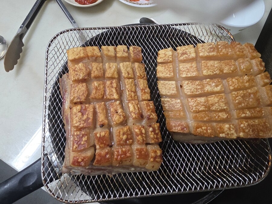 직장에서 3천원씩 걷어서 해먹는 크리스피삼겹살 무생채_8.jpg