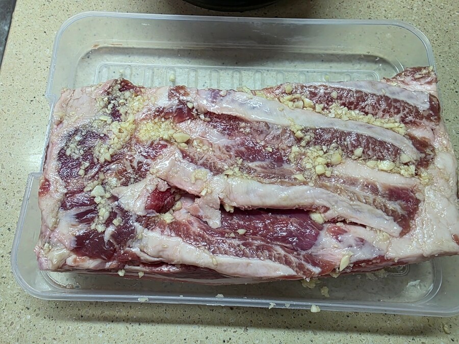 직장에서 3천원씩 걷어서 해먹는 크리스피삼겹살 무생채_6.jpg