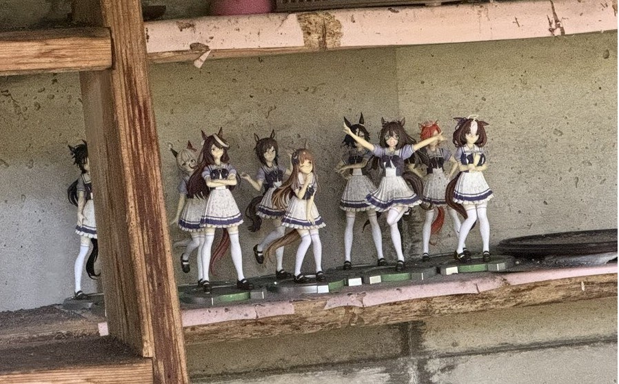 일본의 산속 버려진 페가에서 발견된 뜻밖의 물건들 ....그녀들_2.jpg