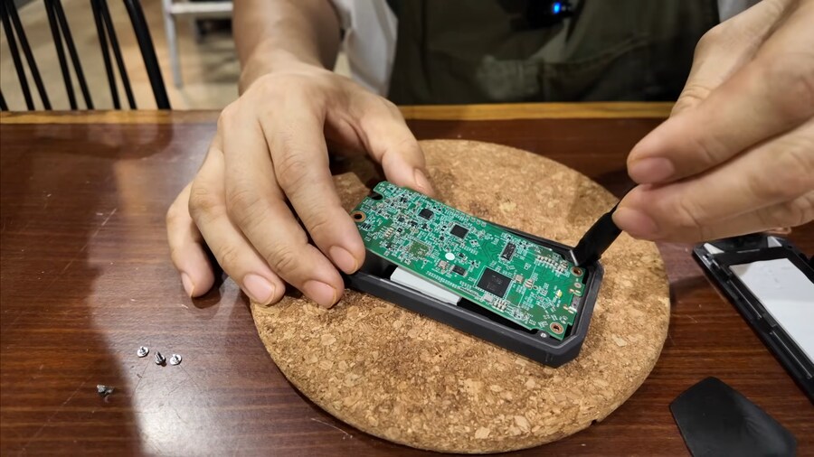 유튜브) 1테라 썬더볼트 외장 ssd 뚜따해서 4테라로 업글한 정종철_6.png