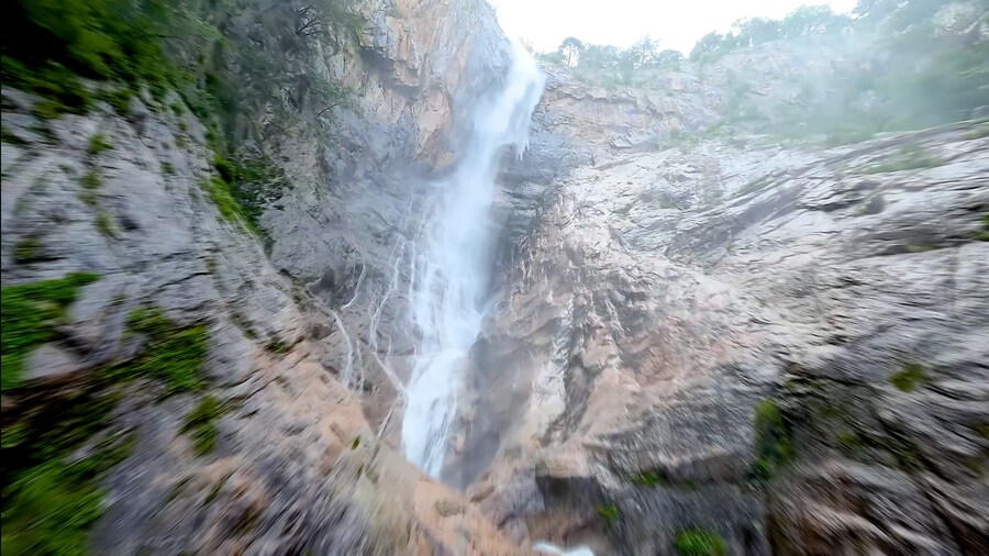 FPV 드론으로 본 울산바위 873m 다이브 (설악산 암벽등반 위험구간 실영상)_3.jpg