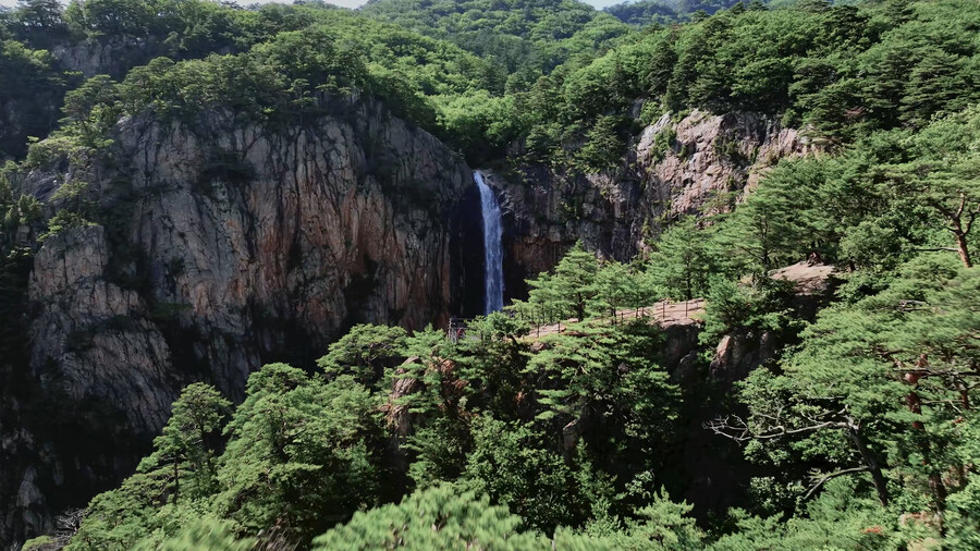FPV 드론으로 본 울산바위 873m 다이브 (설악산 암벽등반 위험구간 실영상)_6.jpg