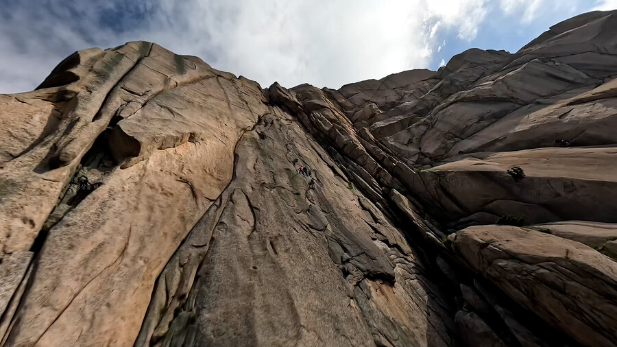 FPV 드론으로 본 울산바위 873m 다이브 (설악산 암벽등반 위험구간 실영상)_8.jpg