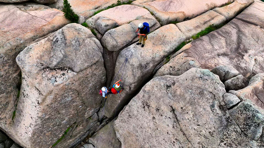 FPV 드론으로 본 울산바위 873m 다이브 (설악산 암벽등반 위험구간 실영상)_10.jpg