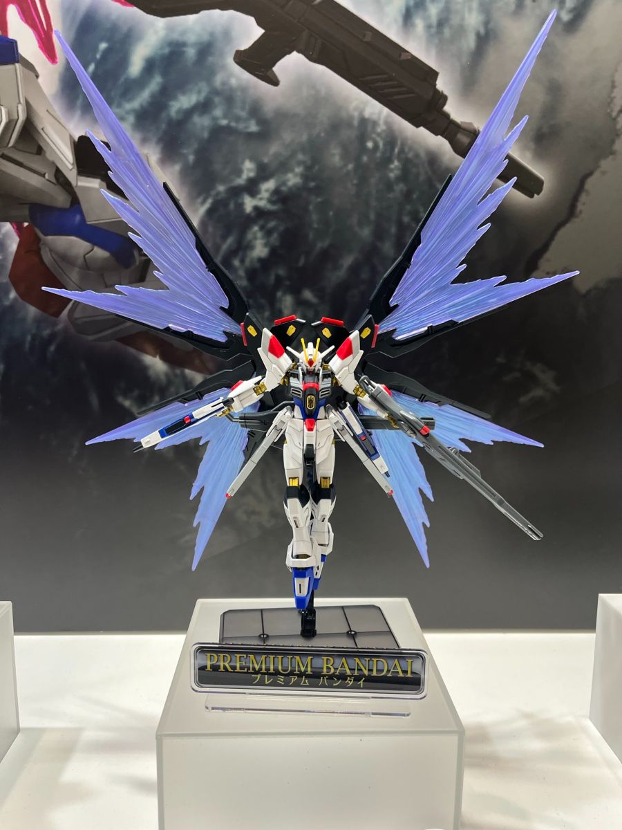 HGCE 1/144 S 프리덤 2식 & 빛의 날개 이펙트 세트 전시 사진 3_1.jpg