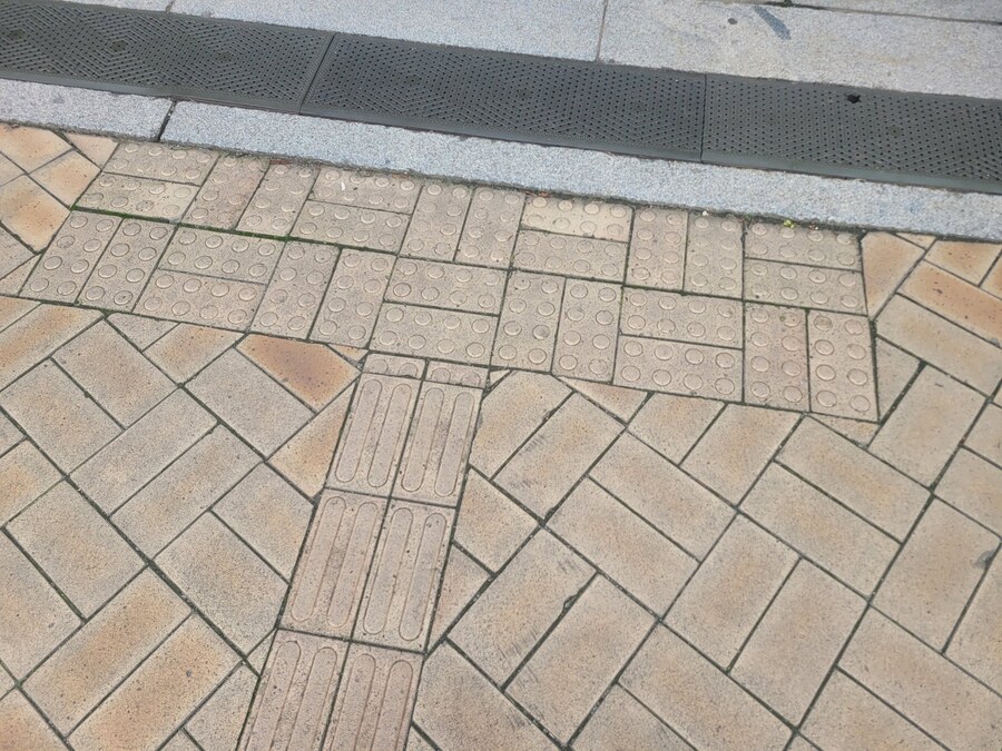 국립 경주 박물관 점자블록 색깔 상태가....._2.jpg