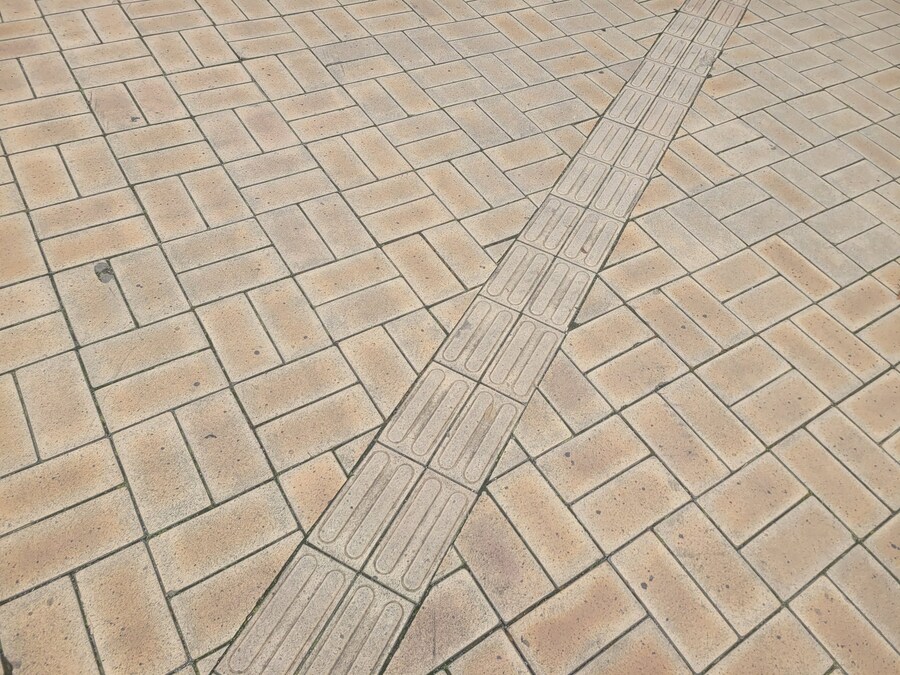 국립 경주 박물관 점자블록 색깔 상태가....._3.jpg