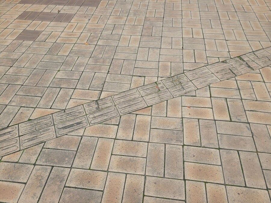 국립 경주 박물관 점자블록 색깔 상태가....._4.jpg