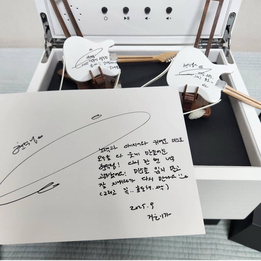 IU 팬밋업 DAY2 모래시계 코스프레하신 분 상품 정보_2.jpg