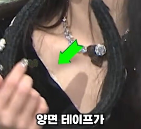 노출사고 터질까봐 코디가 옷을 붙여버린 연예인_5.jpg