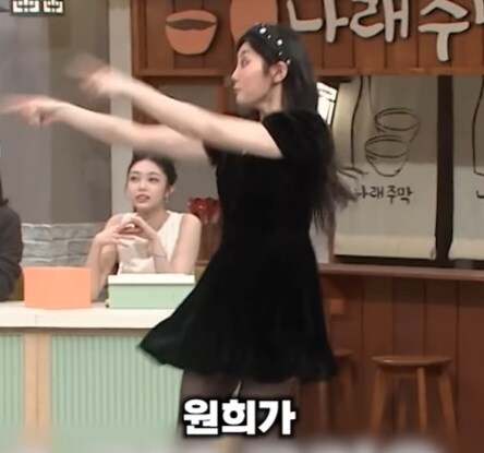 노출사고 터질까봐 코디가 옷을 붙여버린 연예인_7.jpg