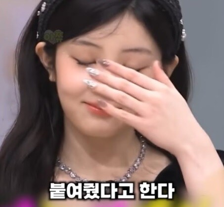 노출사고 터질까봐 코디가 옷을 붙여버린 연예인_15.jpg