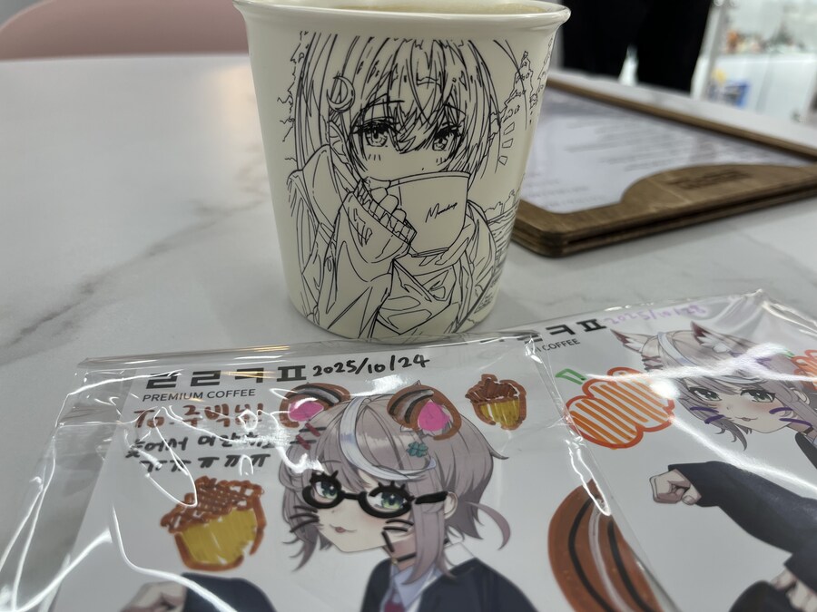 컵 + 커피 + 냐루비 삼위일체 조합_1.jpg