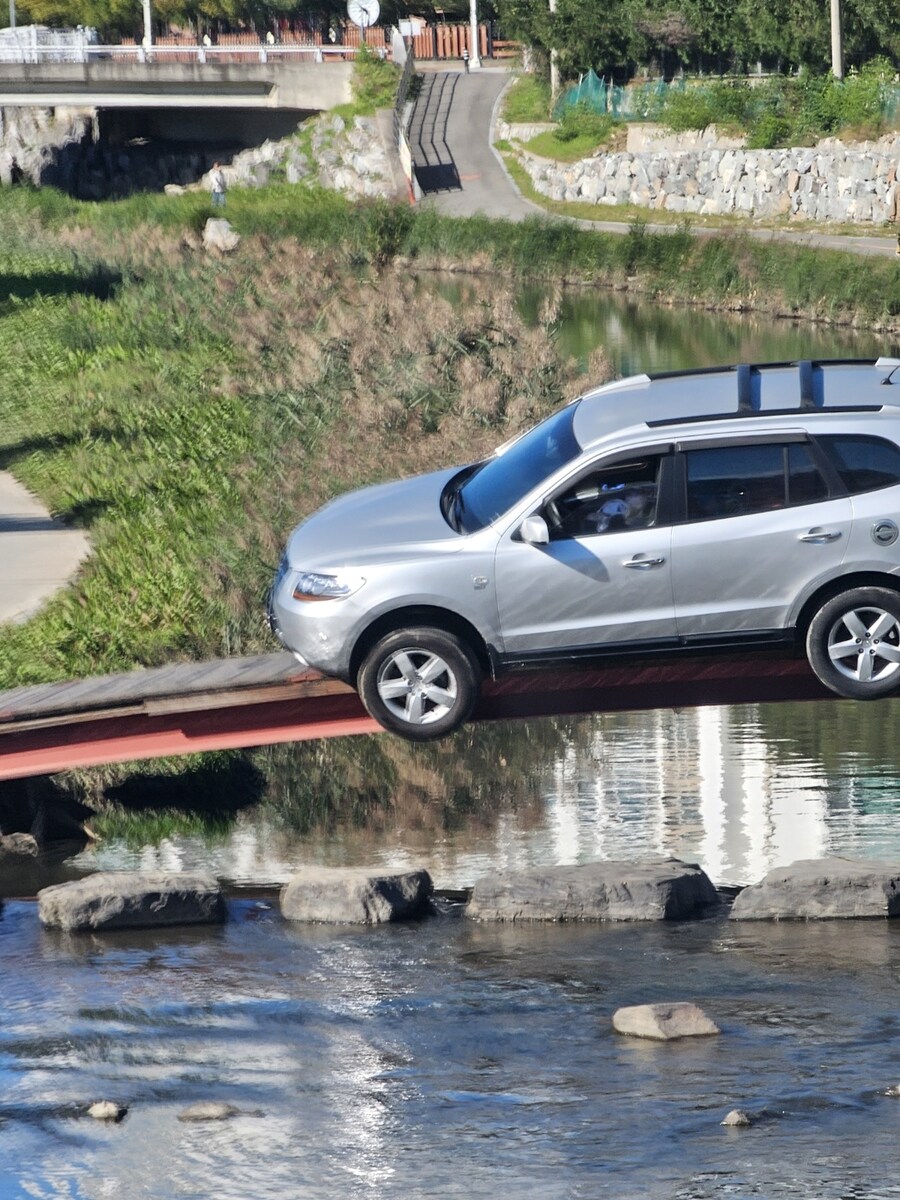 넘어갈듯 말듯 아찔한 자동차_1.jpg