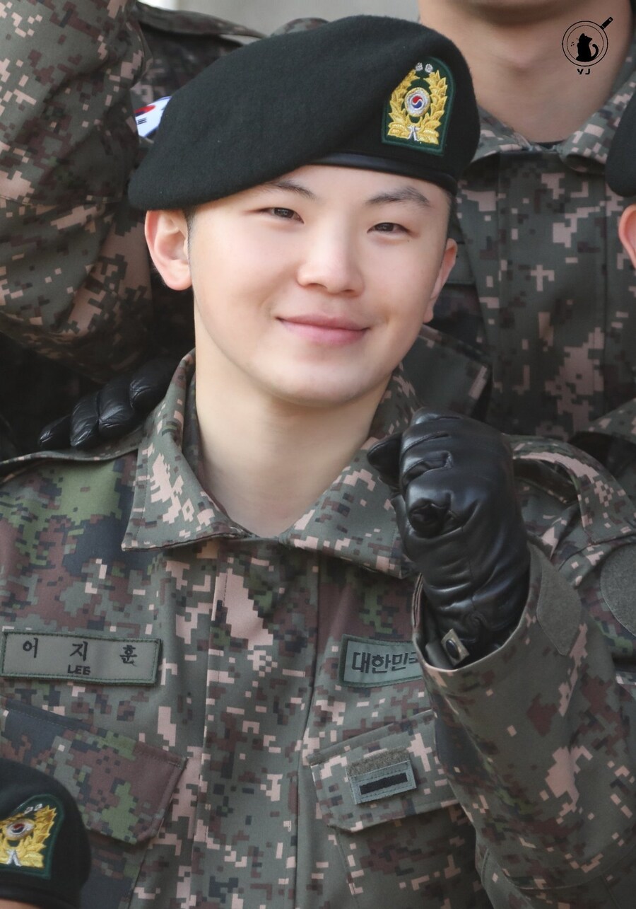 오늘자 훈련소 퇴소하는 세븐틴 멤버 우지 사진보고 놀란점_1.jpg