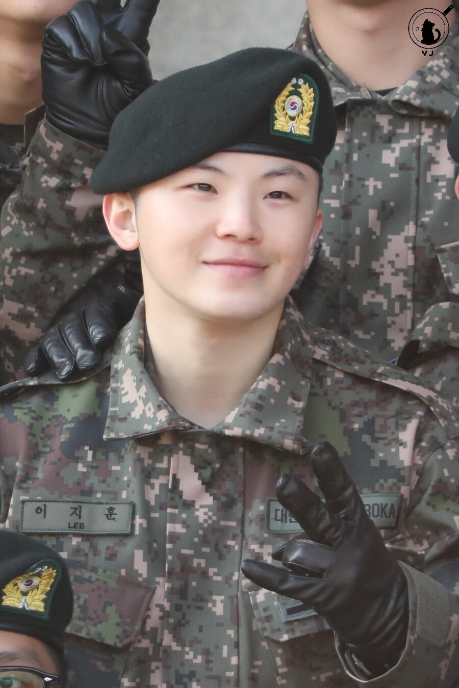 오늘자 훈련소 퇴소하는 세븐틴 멤버 우지 사진보고 놀란점_2.jpg