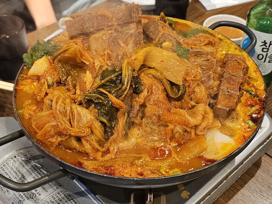 컨셉 제대로 잡았다는 도쿄 신오쿠보의 묵은지 감자탕집_2.jpg