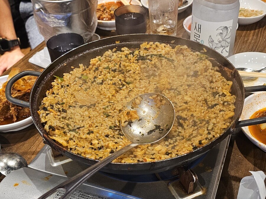 컨셉 제대로 잡았다는 도쿄 신오쿠보의 묵은지 감자탕집_3.jpg