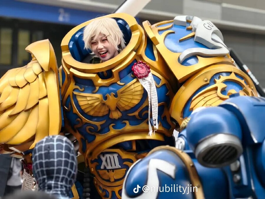 서양 커뮤에서 화제였다는 여성 코스프레이어.JPG_4.jpg